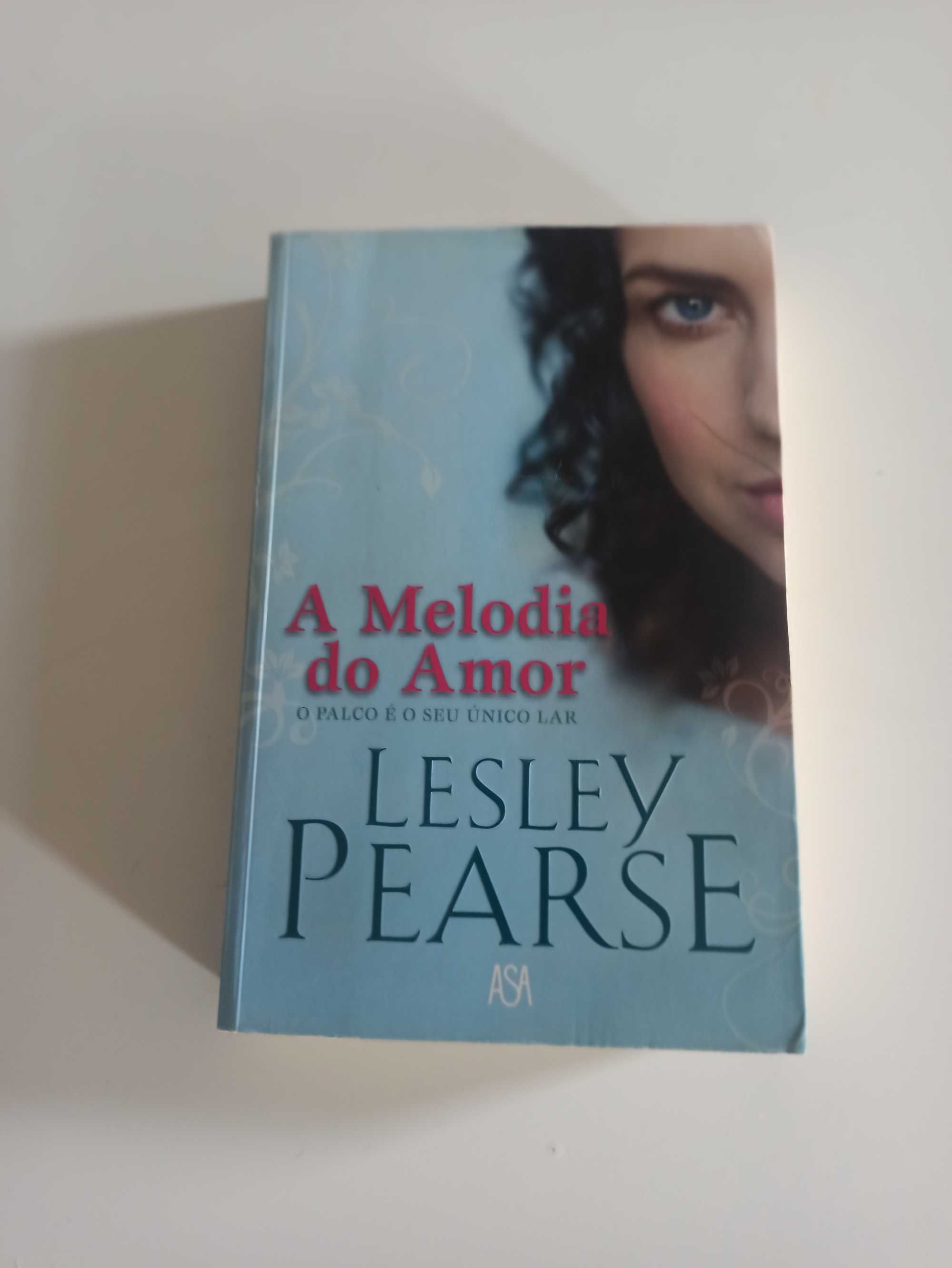Livro de Romance "A Melodia do Amor" de Lesley Pearce (520 Páginas)