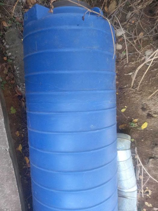 Продам вертикальну бочку на 1000 літрів.
