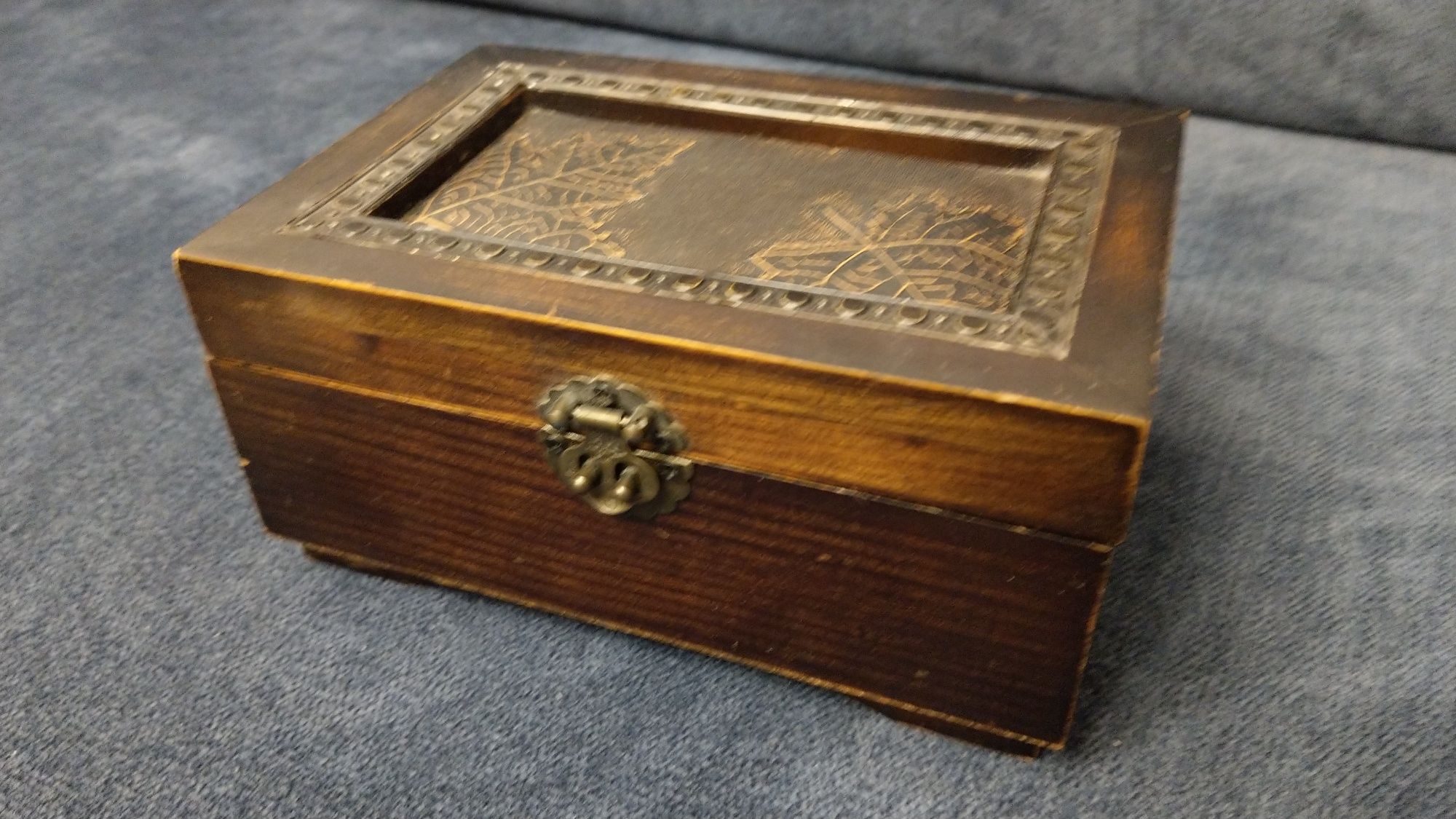 Drewniana szkatułka / kuferek na biżuterię