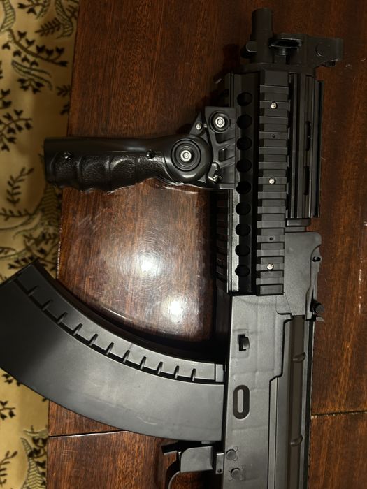 Продам 2  іграшкових автомати