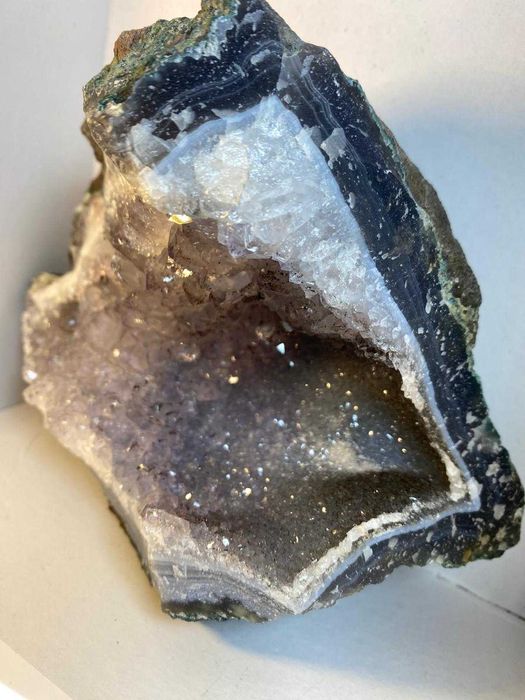 Ametista linda drusa sobre Ágata