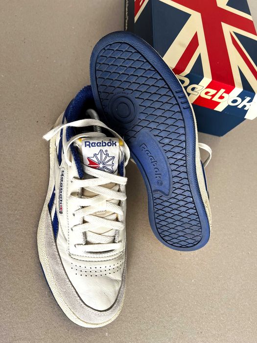 Sapatilhas Reebok modelo clássico.