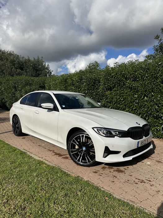 Carro BMW 330e branco
