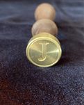 Carimbo para cera com a letra “J”