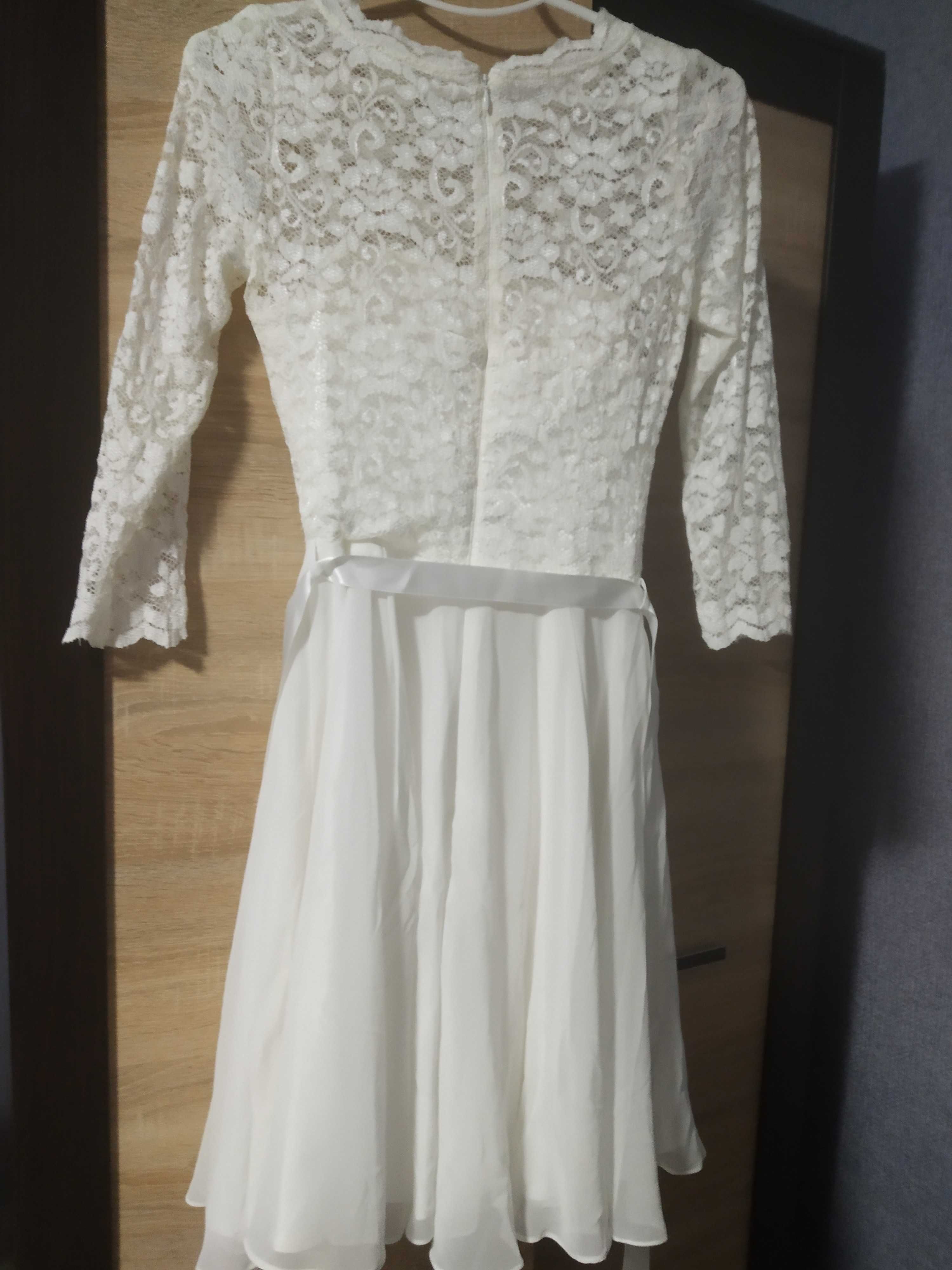 Нежное белое платье с кружевом