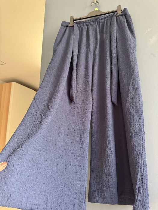 Luźne granatowe spodnie z szerokimi nogawkami dzwony szwedy