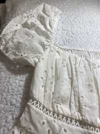 Blusa branca com bordado inglês