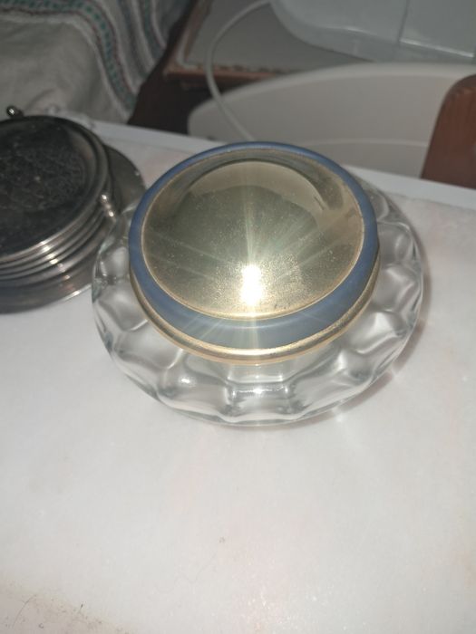 Bomboneira em vidro  com tampa em metal