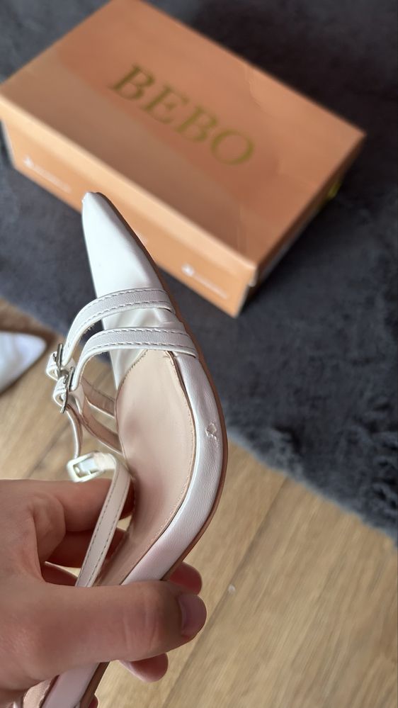Białe eleganckie sandałki na szpilce