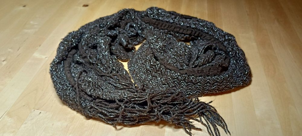 Brązowy szalik pleciony ze srebrną nitką