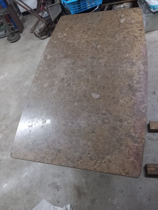 Mesa com pedra maciça