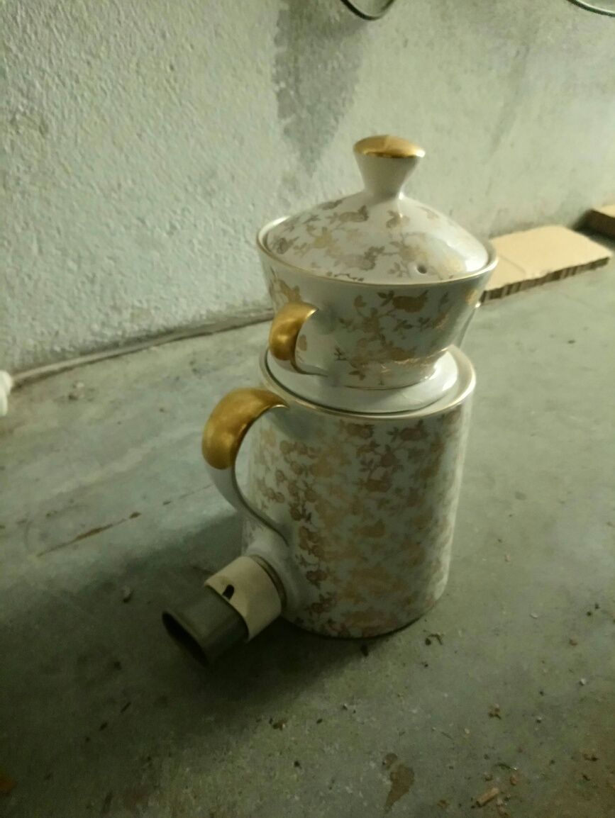 Cafeteira e chaleira elétricas em porcelana