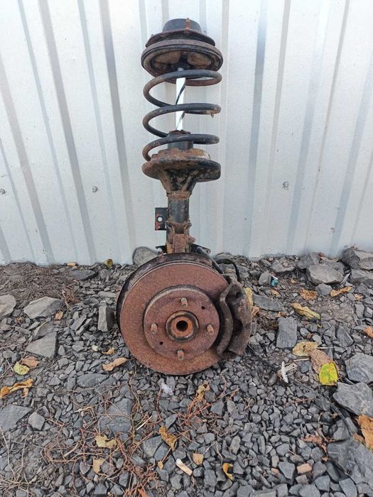 Стійка передня права Volvo v40