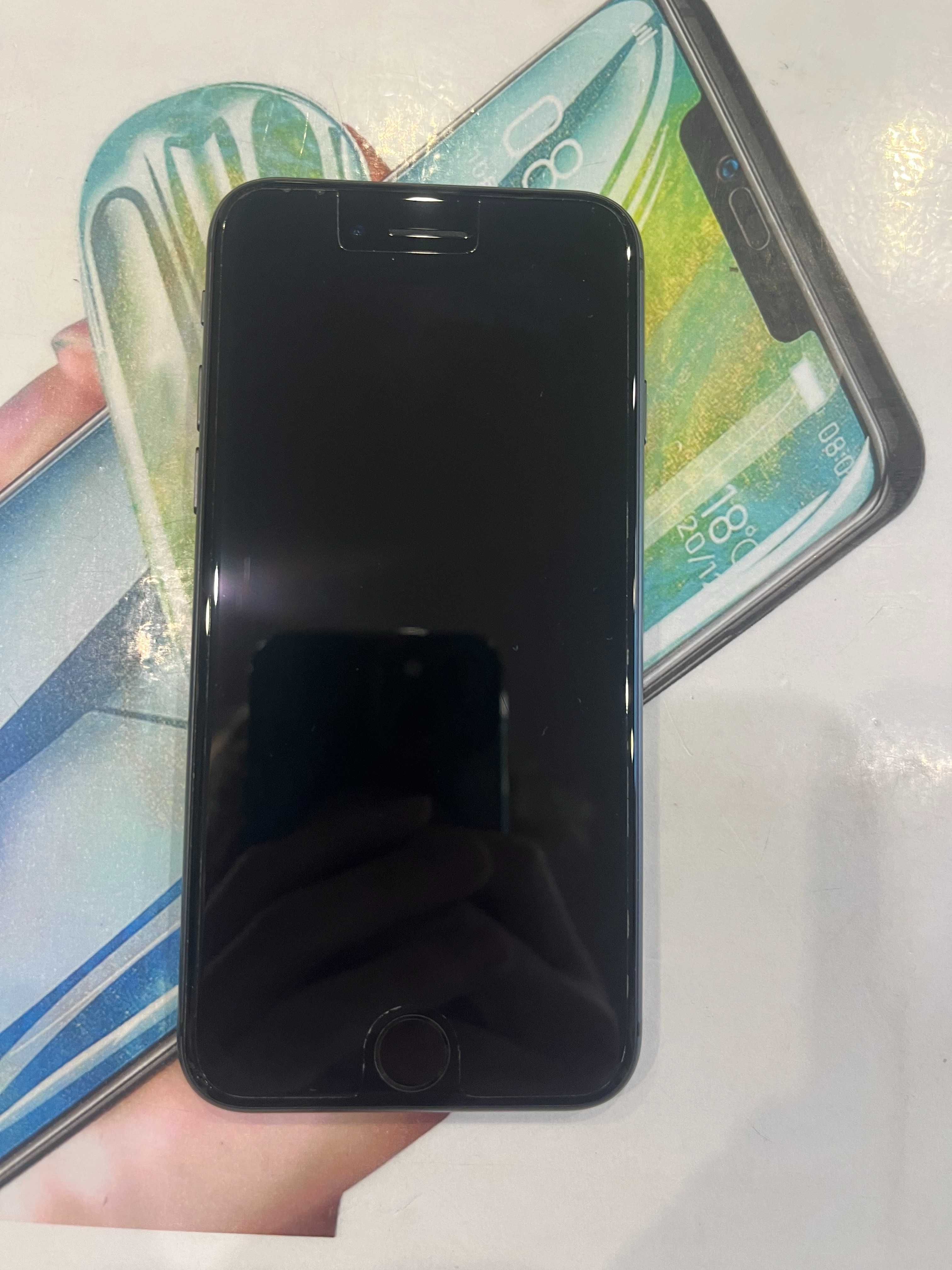 iPhone 8  stan bdb , gwarancja 3 miesiace