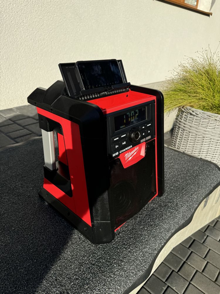 Зарядний пристрій з радіо Milwaukee M18 RC-0