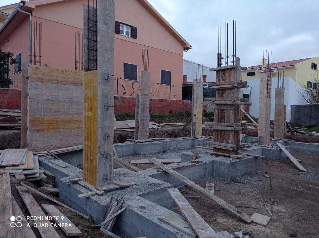 Terreno urbano com projecto de construção aprovado.