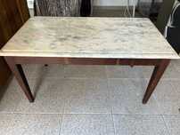 Mesa de centro com mármore