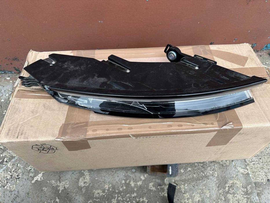 задний левый фонарь Porsche Taycan 9J1.945.207 битый