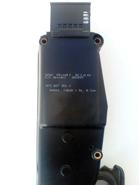 Дотяжка доводчик замок крышки багажника 4F9 827 383 A E Skoda Superb 2