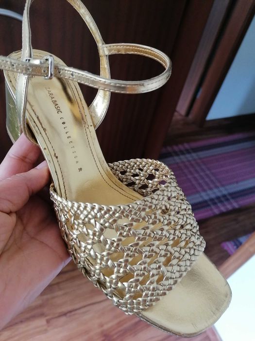 Sandálias douradas Zara