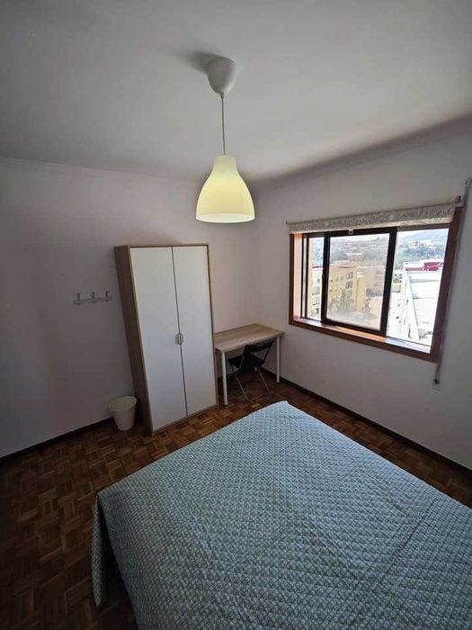 Arrendo quarto individual com casa de banho privativa.