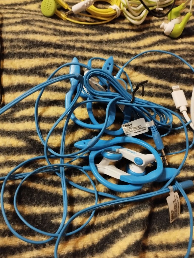 Aparat cmieha z kliszą+ 5 przewodów do smartfonów+ 7 słuchawek