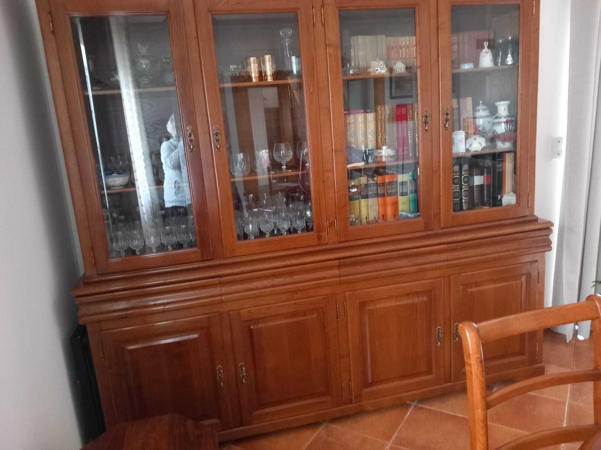Sala de jantar, madeira maciça, impecável.