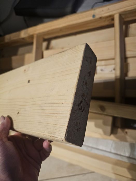 Antresola, łóżko drewniane.