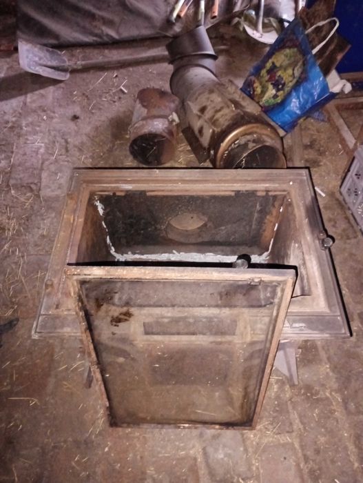 Kominek żeliwny z szybą