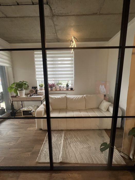 Gustowna sofa z kremowej bukli 3 osobowa rozkladana, z pojemnikiem