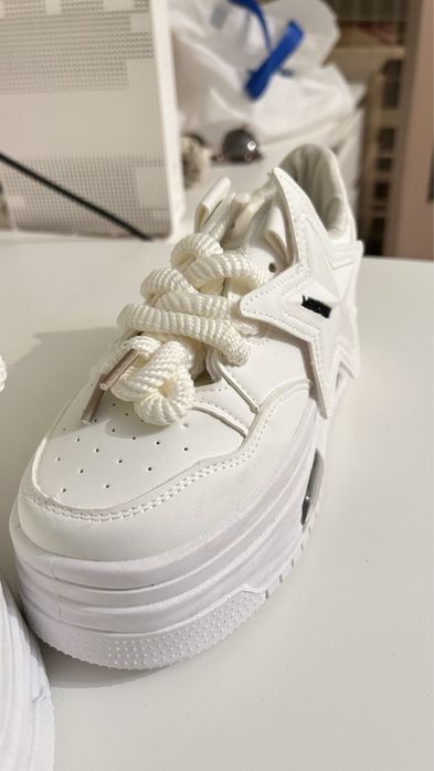 Białe Buty na wysokiej platformie..