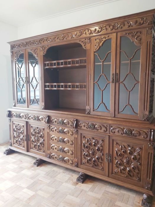 Aparador /Vitrine/Armario clássica em madeira maciça e esculpida.