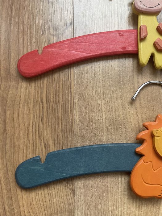 Komplet 2 drewnianych wieszakow dla dzieci