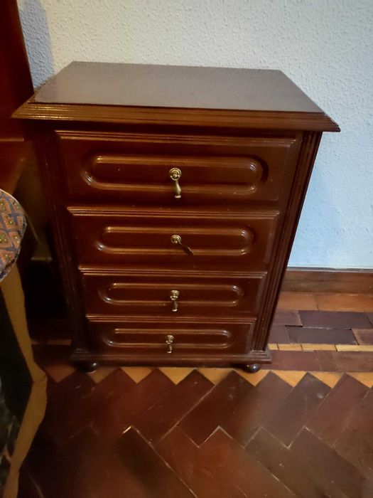 Cama de  Casal e 2 mesas de cabeceira
