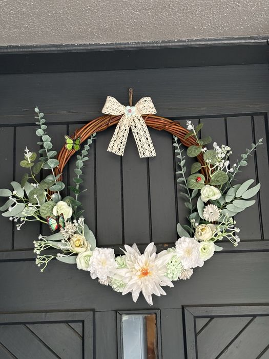 Wianek pleciony z wikliny w letnich kolorach