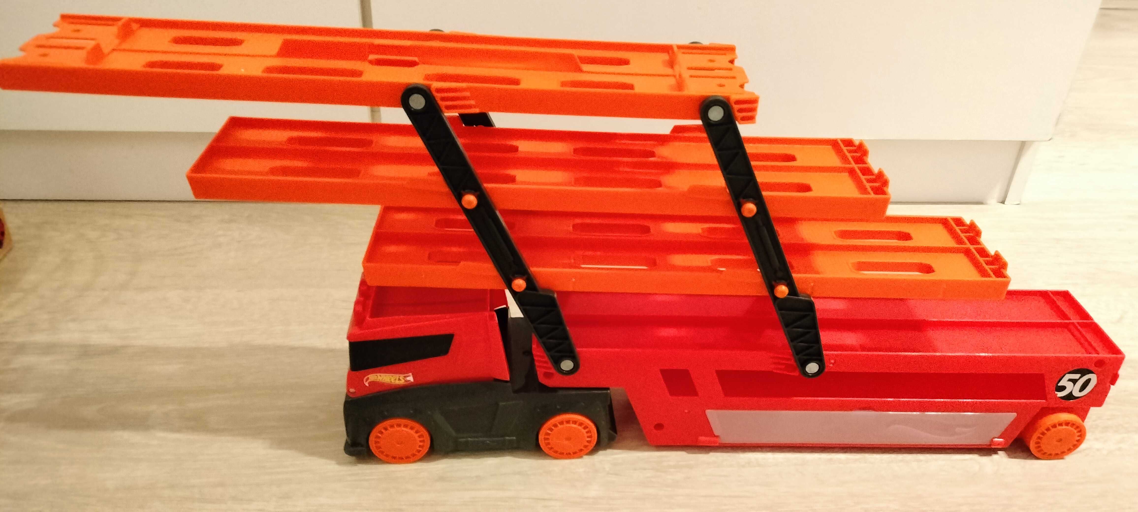 HOT WHEELS Mega Transporter Laweta na 50 aut
