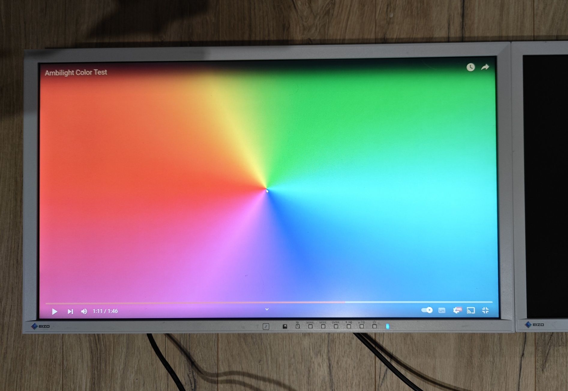 Dwa monitory Eizo FlexScan  EV2316W 23 cale