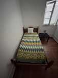 Cama de solteiro em madeira
