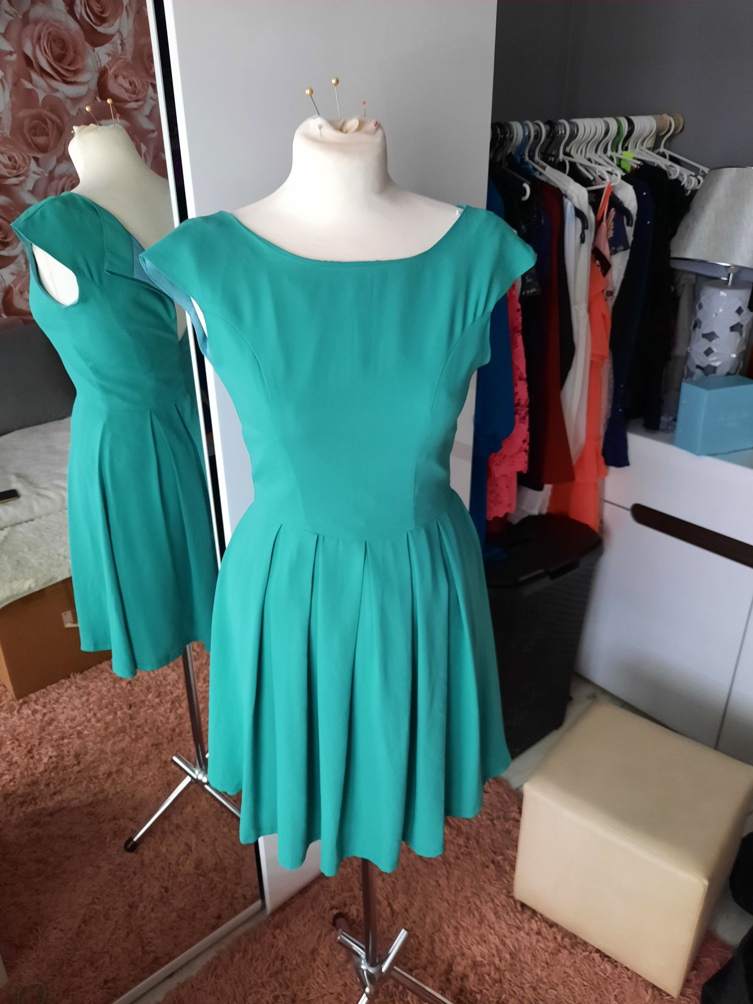 Nowa elegancka zielona, szyfonowa sukienka, rozkloszowana, bez rękawów