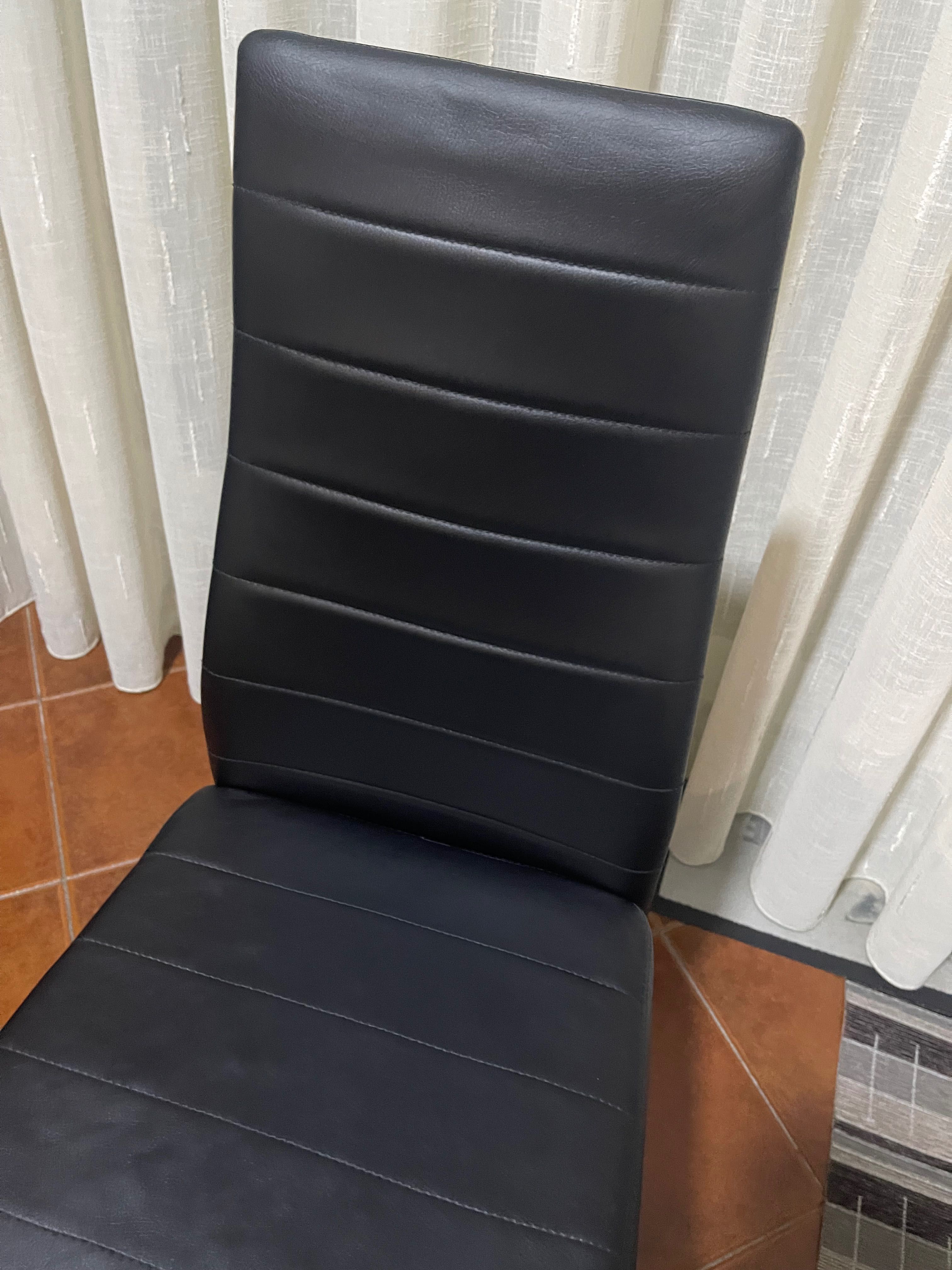 Cadeiras de pele pretas (6)