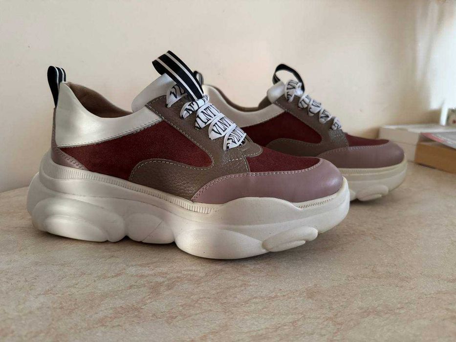 Стильні кросівки на масивній підошві, розмір 39