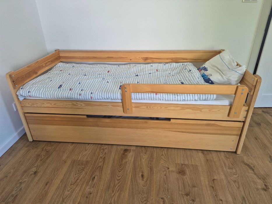 Łóżko podwójne z pojemnikiem na pościel