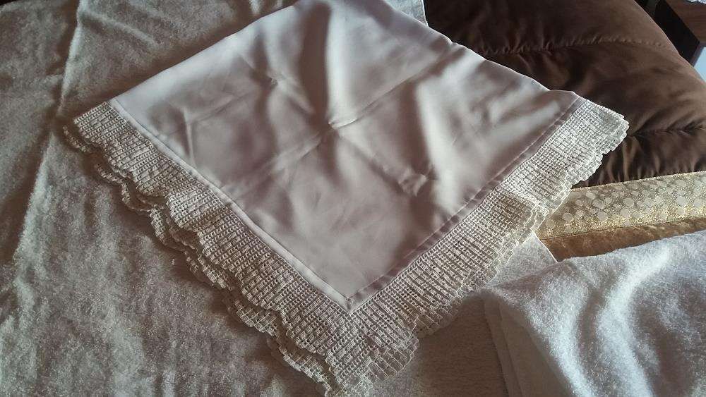 Lindissimas toalhas em algodão e renda feita à mão.