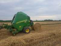 Prasowanie słomy, siana ,sianokiszonki John Deere