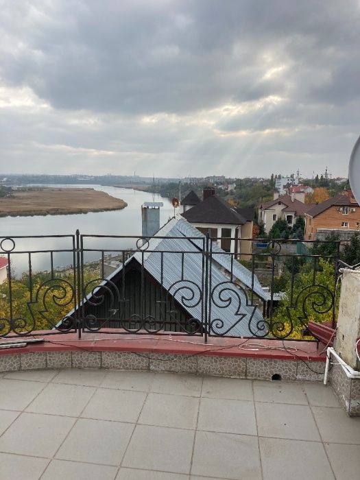 Великий будинок біля річки, місто Миколаїв