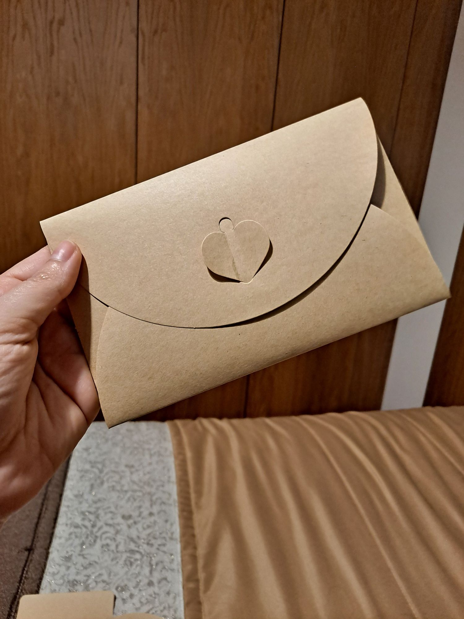 Envelopes para convites em papel craft e fecho em forma de coração
