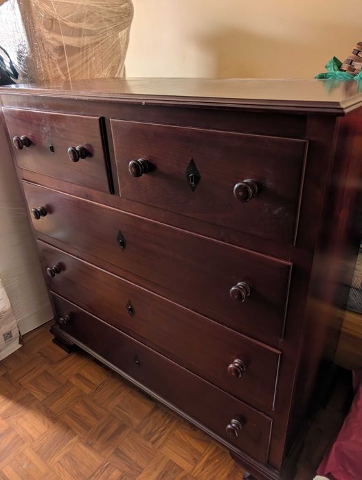 Cómoda antiga de madeira maciça