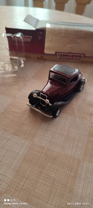 Колекційна модель машинки ford