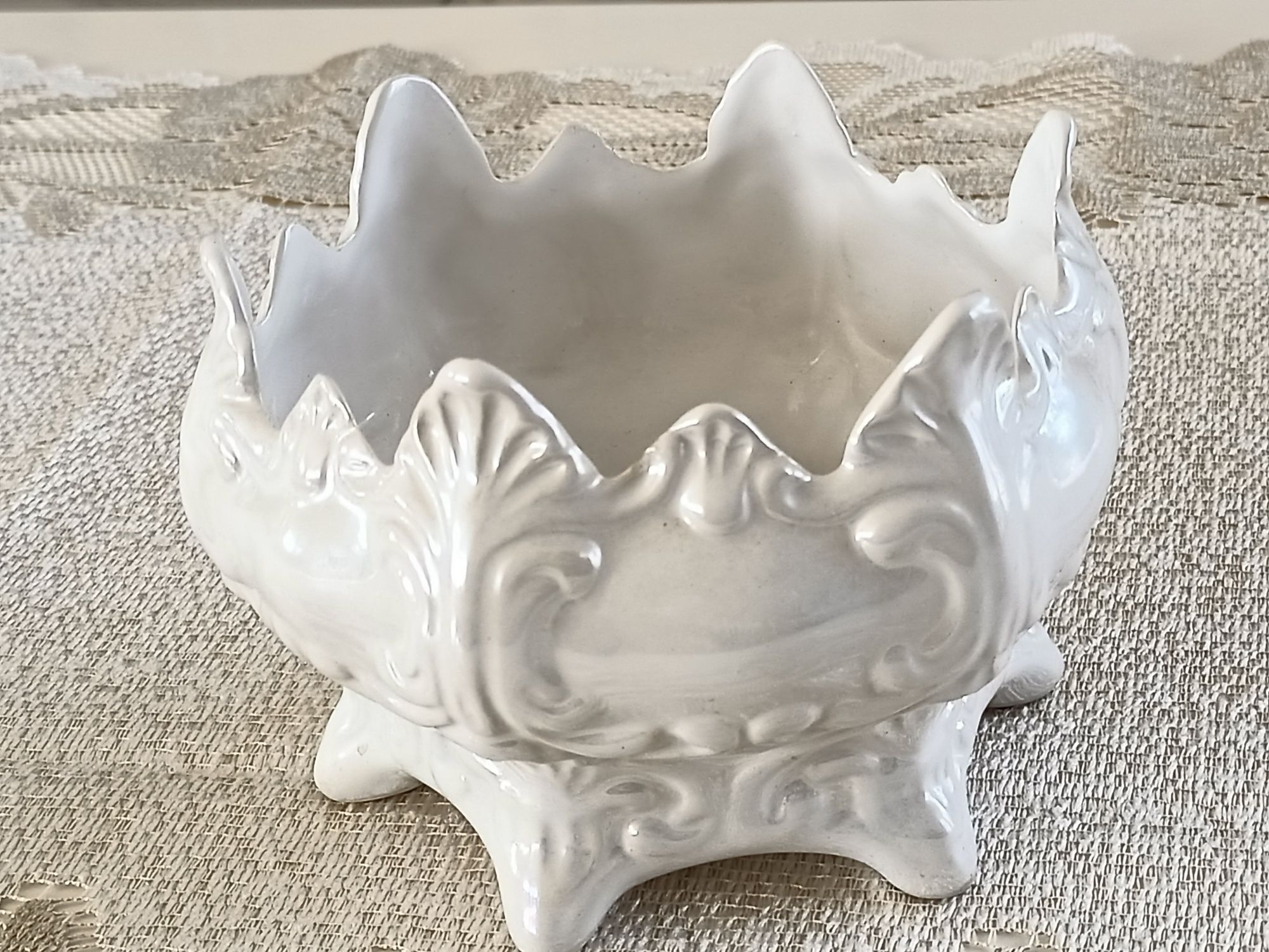 Ceramiczna ozdoba na nóżkach osłonka pojemnik góra w kształcie korony