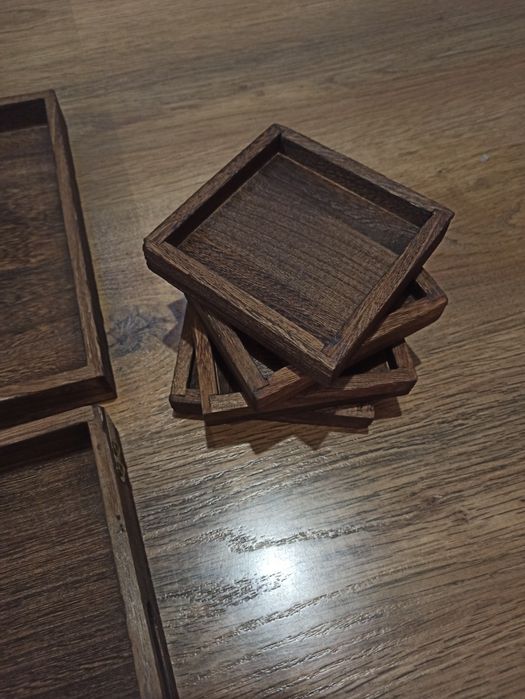 7 drewnianych tac z uchwytami